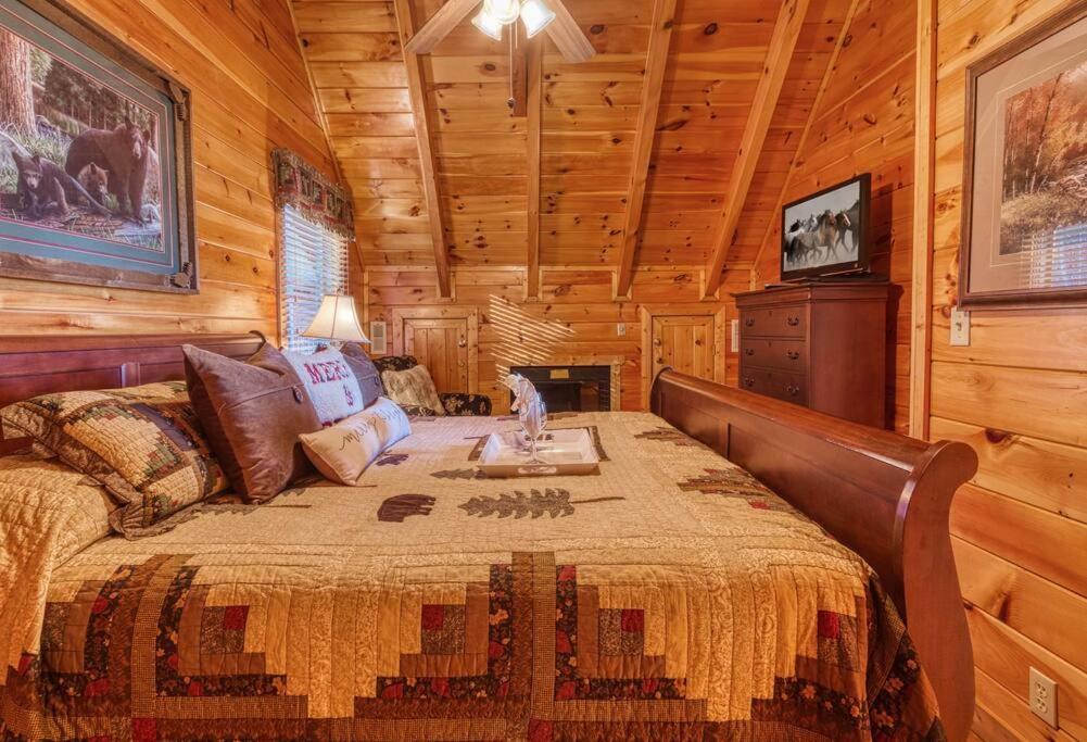 Solid Ground Lodge With Yard! Пиджен-Фордж Экстерьер фото
