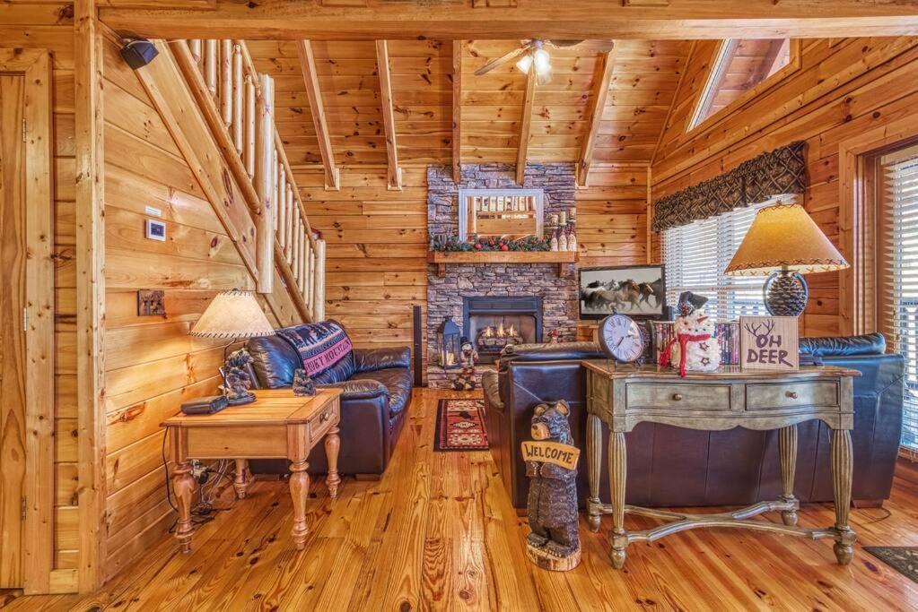 Solid Ground Lodge With Yard! Пиджен-Фордж Экстерьер фото