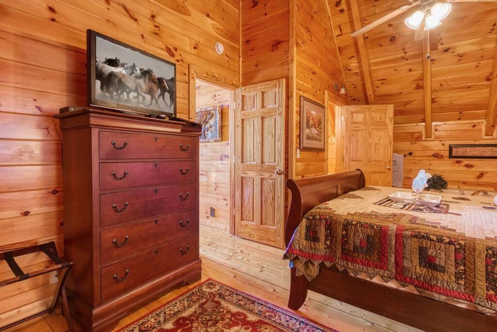 Solid Ground Lodge With Yard! Пиджен-Фордж Экстерьер фото