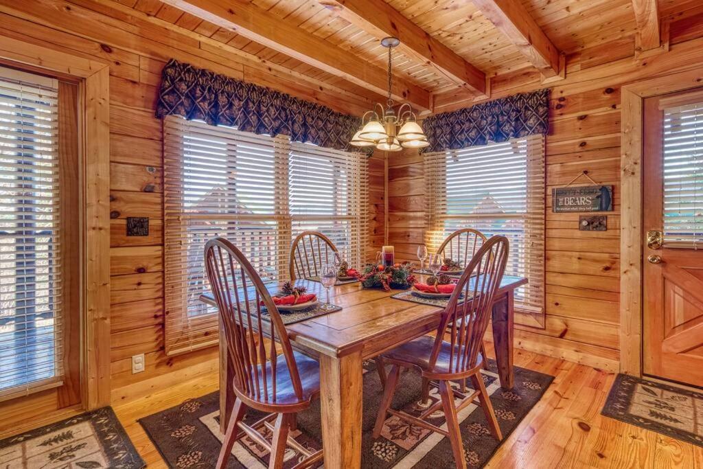 Solid Ground Lodge With Yard! Пиджен-Фордж Экстерьер фото