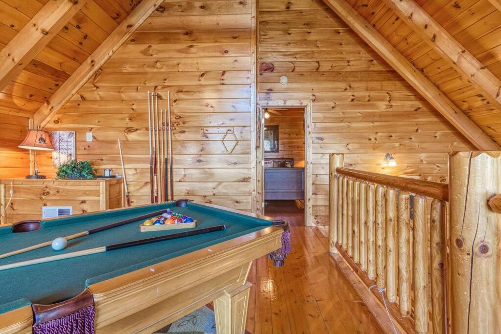 Solid Ground Lodge With Yard! Пиджен-Фордж Экстерьер фото
