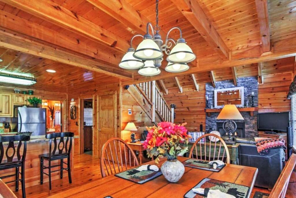 Solid Ground Lodge With Yard! Пиджен-Фордж Экстерьер фото